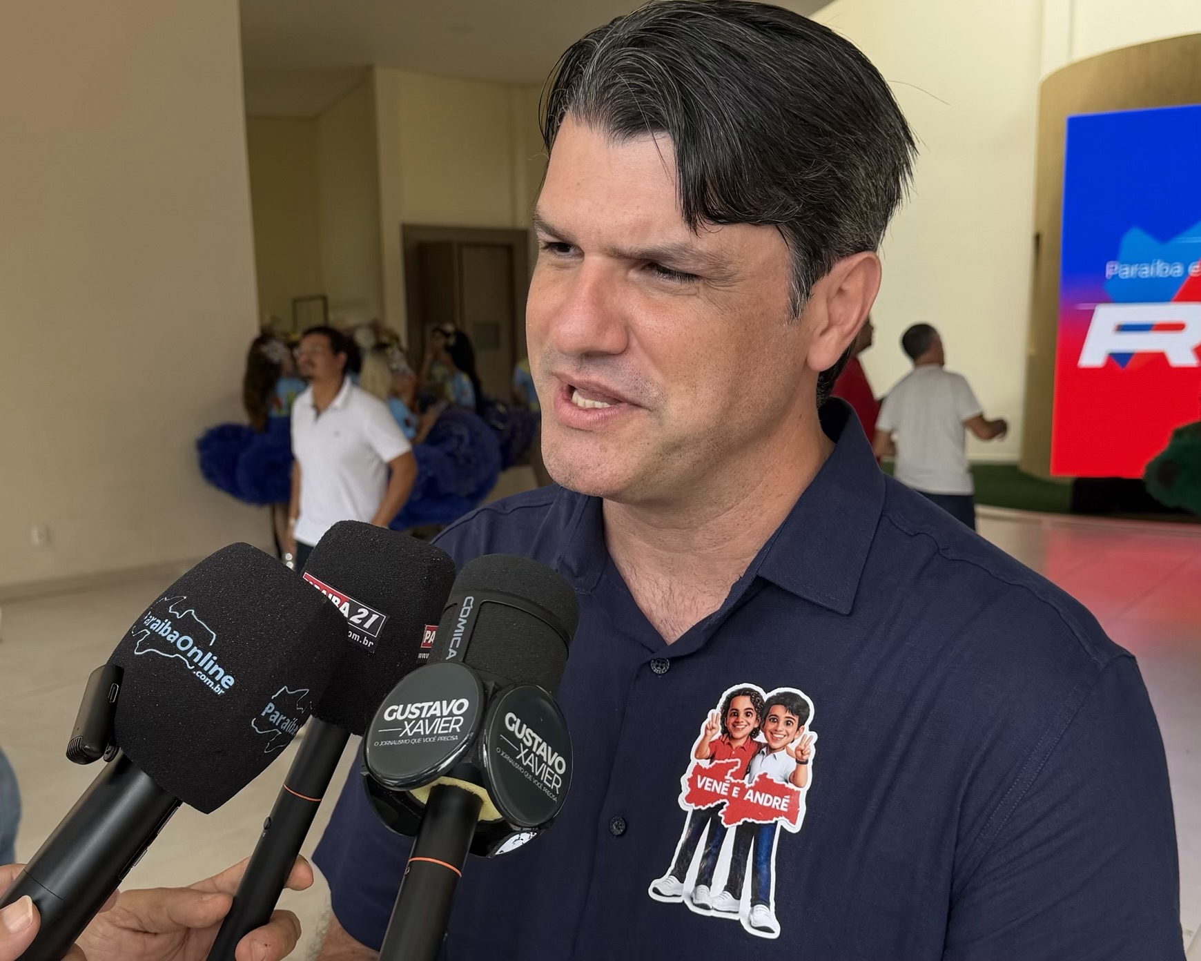 Flertando com João, Léo Bezerra recebe adesivo ‘Vené e André’ e carrega no peito pressão para votar na chapa completa